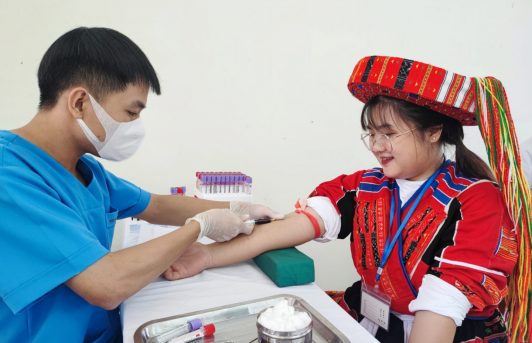 1.300 học sinh dân tộc của tỉnh Hà Giang được xét nghiệm sàng lọc tan máu bẩm sinh