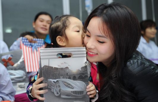 [ALBUM ẢNH] Hoa hậu Kỳ Duyên thăm và tặng quà bệnh nhi tan máu bẩm sinh