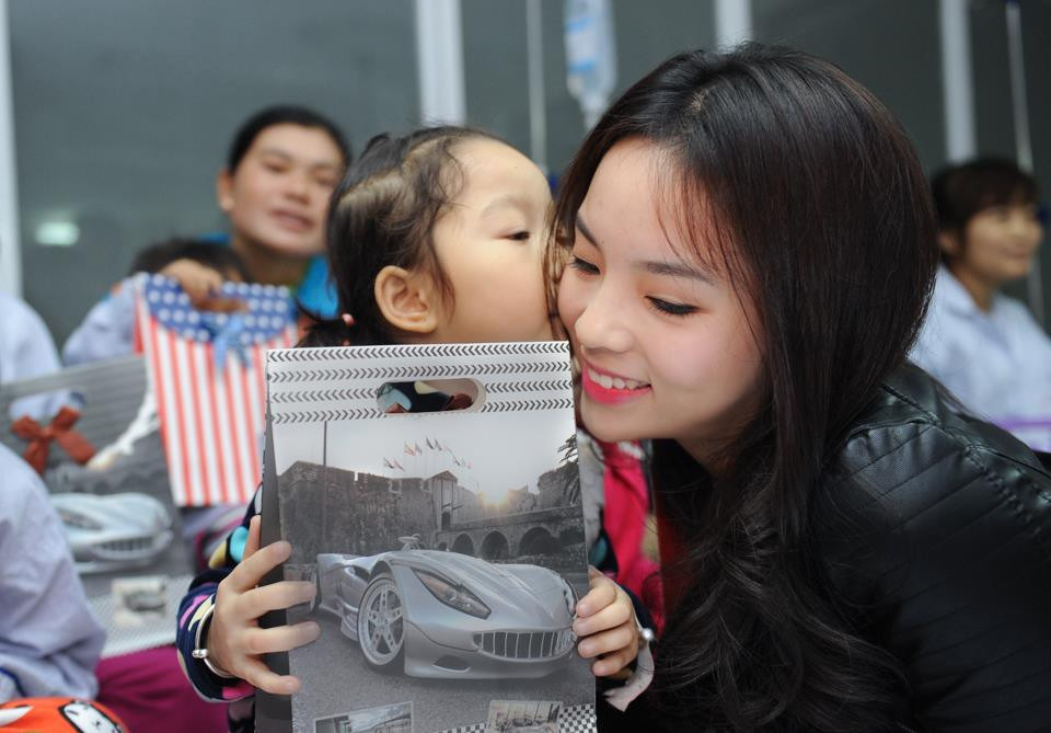[ALBUM ẢNH] Hoa hậu Kỳ Duyên thăm và tặng quà bệnh nhi tan máu bẩm sinh