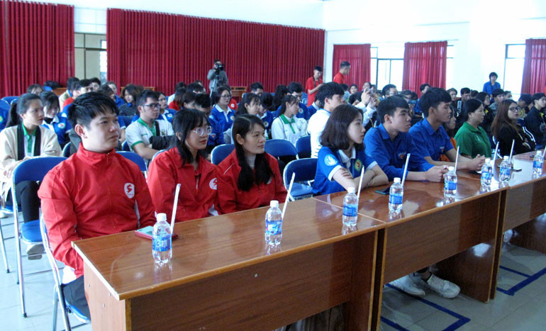 Images2360168 Hinh 1 150 Tinh Nguyen Vien Thuoc Cac Clb Cac Truong Dai Hoc Cao Dang Tren Dia Ban Tp Da Lat Tham Gia Chuong Trinh