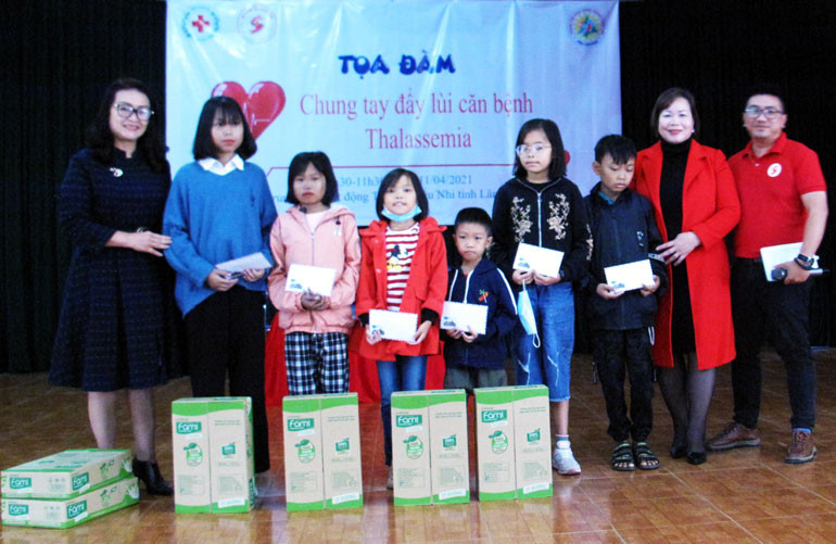 Images2360170 Hinh 7 Clb Yeu Thuong Da Lat Tang Qua Cho Cac Benh Nhan
